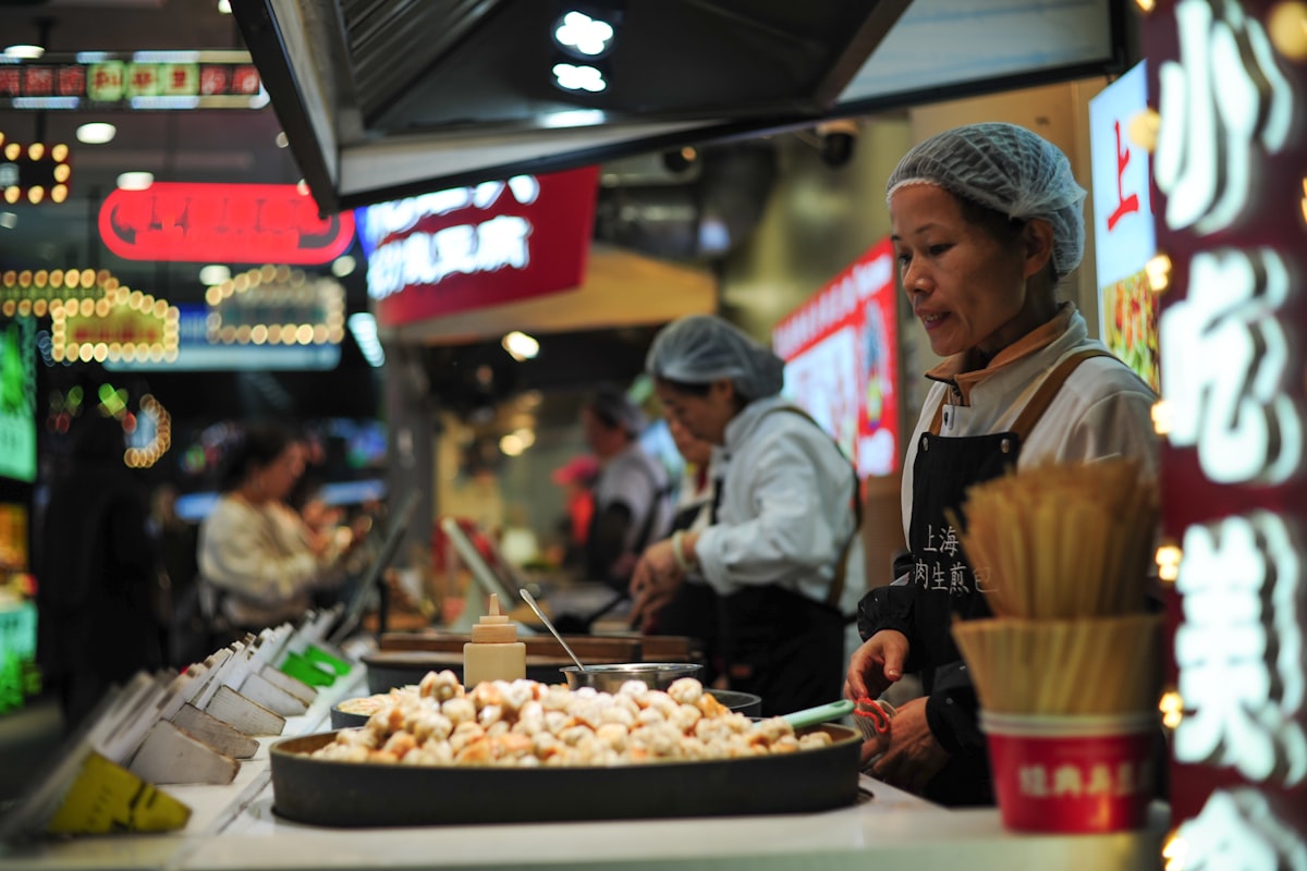 Voyage gourmand Europe-Asie 2026 dans un marché de cuisine de rue asiatique